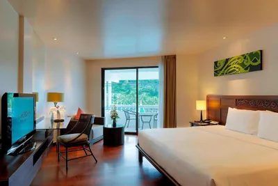 Deluxe-Gästezimmer mit Poolblick, 1 Kingsize-Bett und Balkon — Le Meridien Phuket Beach Resort
