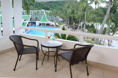 Deluxe-Gästezimmer mit Poolblick, 2 Einzelbetten und Balkon — Le Meridien Phuket Beach Resort