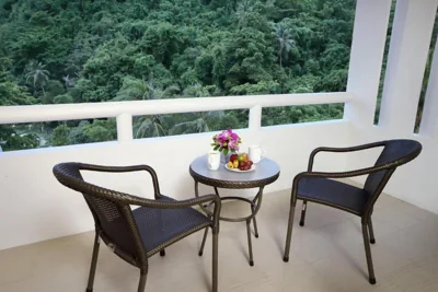 Gästezimmer mit 2 Einzelbetten und Balkon — Le Meridien Phuket Beach Resort